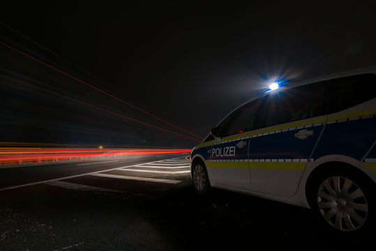 Polizeiauto auf der Autobahn , Nachtaufnahme