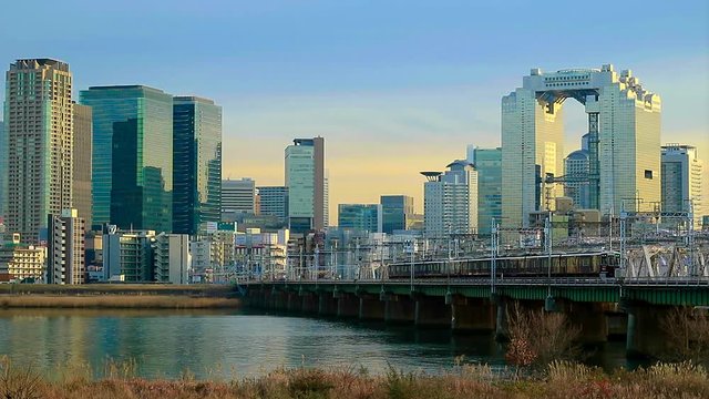 淀川を渡る阪急電車と大阪キタの街並み
