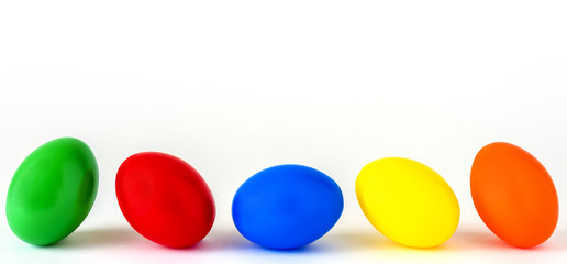 Fünf bunte Ostereier vor einen Weißen Hintergrund