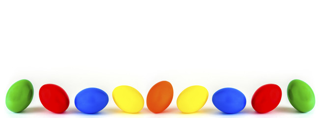 Viele bunte Ostereier vor einen Weißen Hintergrund