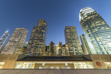 Fototapeta premium Modern office building and skyline of Hong Kong City at dusk