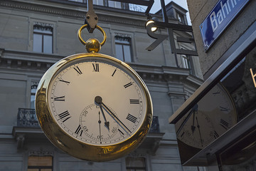Fototapeta na wymiar Reklameuhr vor einem Uhrengeschäft an der Bahnhofstrasse in Zürich, Schweiz
