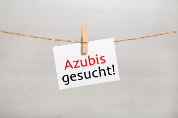 Zettel mit Aufschrift: Azubis gesucht!