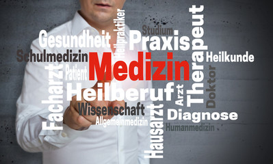 Medizin wordcloud touchscreen wird von Mann bedient