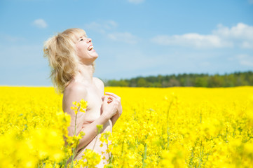 Frau nackt im Feld