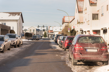 Straße mit parkenden Autos in einer Innenstadt