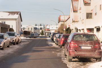 Obraz na płótnie Canvas Straße mit parkenden Autos in einer Innenstadt