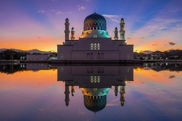 Obraz premium Sunrise view of KK City Most, Sabah, Borneo 