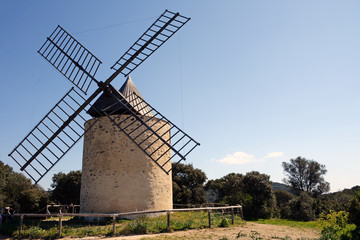 Fototapeta na wymiar alte Windmühle auf der Insel Porquerolles