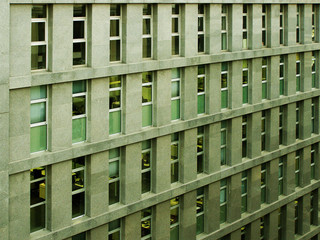 edificio de ventanas iguales