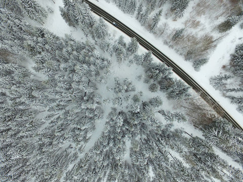 Luftaufnahme Straße Auto Winterwald