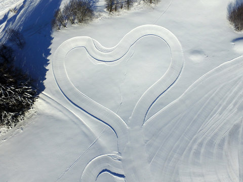 Luftaufnahme Herz im Schnee Winter Liebe