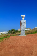 Homenagem ao surfista na Nazaré em Portugal