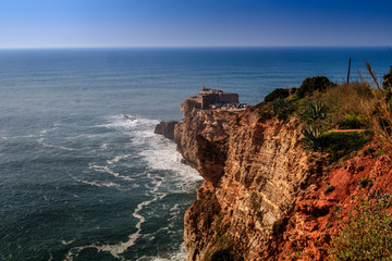 Obraz premium Vista do Farol da Nazaré no canhão da Praia do Norte