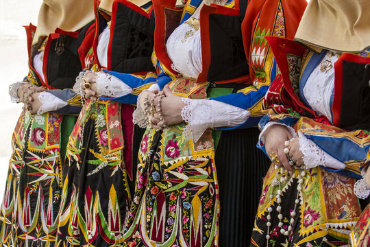 CAGLIARI, ITALIA -  MAGGIO 1, 2015: 359^ Processione Religiosa di Sant'Efisio - Sardegna - dettaglio di un costume tradizionale sardo femminile