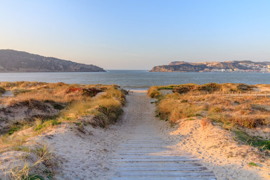 Praia de S&atilde;o Martinho do Porto no Litoral de Portugal
