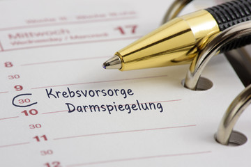 Terminkalender mit Eintrag für Krebsvorsorge und Darmspiegelung