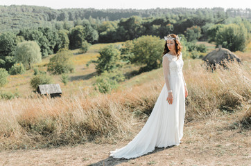 Fototapeta na wymiar bride stands on the hill