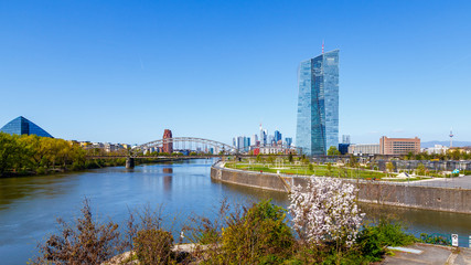 Frankfurt am Main, rechts die EZB. April 2016.