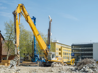 Baumaschinen auf Baustelle