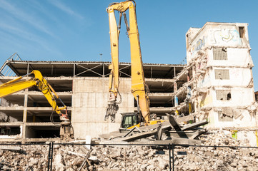 Ein Parkhaus wird abgerissen