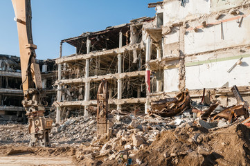 Fototapeta premium Entkerntes Gebäude mit Abrisszange