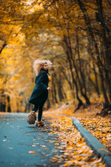 Fototapeta premium Woman in an autumnal landscape