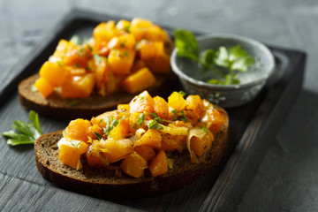 Fried pumpkin toasta with leek and dark bread