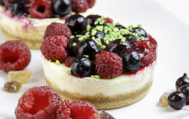 Käsekuchen mit Beerenmix