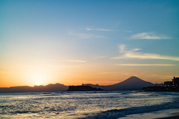 Naklejka na ściany i meble 稲村ケ崎から富士山・江の島を望む夕景