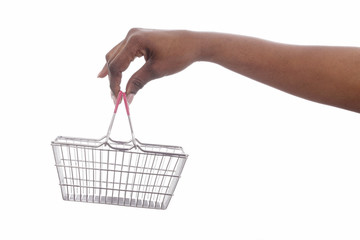 main femme noire tenant un panier de supermarché miniature