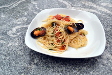 Spaghetti mit Meeresfrüchten auf weißem Teller