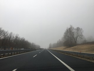Viaggiare in autostrada con brutto  tempo ,pioggia e nebbia