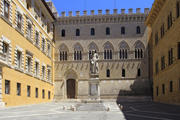 Fototapeta premium Banca Monte dei Paschi di Siena, Palazzo Salimbeni z posągiem kanonika Sallustion Bandinii, Siena, Toskania, Włochy, Europa