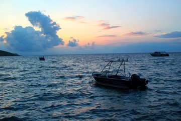 Boote treiben im Meer bei Sonnenuntergang / fiji / Viti Levu