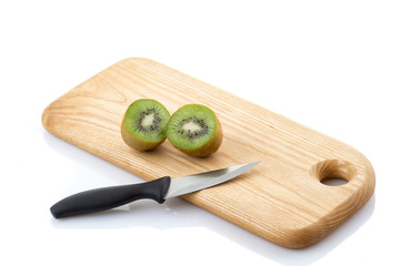 Kiwi cut to half with knife near to it