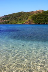 Glas klares Meerwasser in Bucht auf Fiji / Einsamer Strand