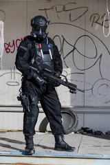 Naklejka premium Portrait of a futuristic police, armed and wearing safety clothes.