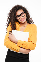 Obraz premium Cheerful african young businesswoman standing and holding blank paper