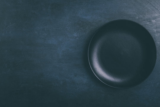 Leerer Teller auf Gemalten Hintergrund