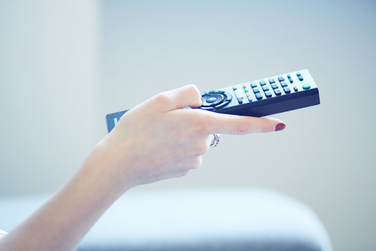 Ragazza con telecomando tv