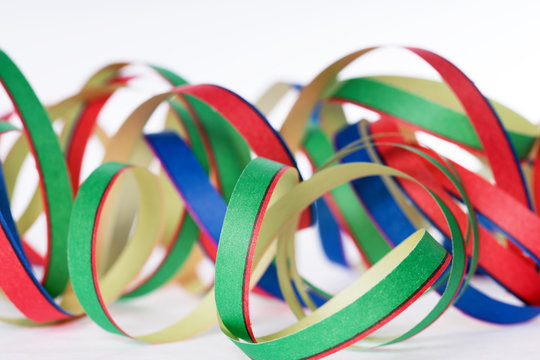 Luftschlangen / bunte Luftschlangen auf hellem Hintergrund