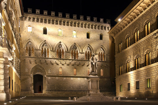 Banca Monte dei Paschi di Siena, Palazzo Salimbeni with a statue of the canon Sallustion Bandini, Siena, Tuscany, Italy, Europe