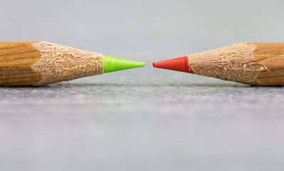 zwei Farbstifte symbolisieren gegensätzliche Kräfte