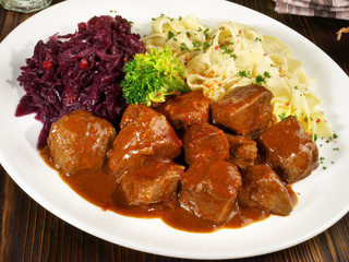 Gulasch mit Nudeln und Rotkohl