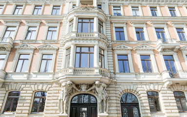 Fototapeta na wymiar Altbau mit historischer Fassade