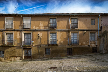 Edificio destruido con una vista de pueblo