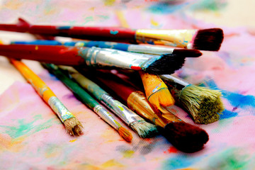 Obraz premium Artistic paintbrushes and palette - colorful world