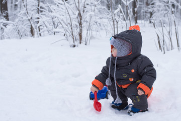 Fototapeta na wymiar Little boy playing with snow