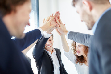 Start-Up Team jubelt und motiviert sich